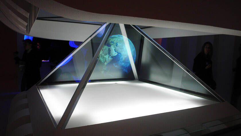而其中,基于全息投影技术研发的全息展示柜,在展厅中以逼真的三维图像